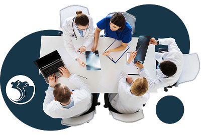 Equipo médico revisando radiografías para diagnóstico en medicina laboral