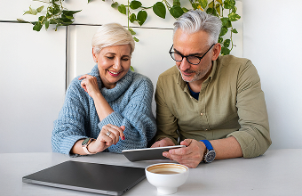 Personas pensionadas revisando el portal Positiva Pensionados en su celular