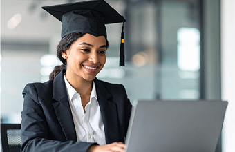 Mujer realizando el curso virtual obligatorio del Sistema de Gestión en Seguridad y Salud en el Trabajo de Positiva